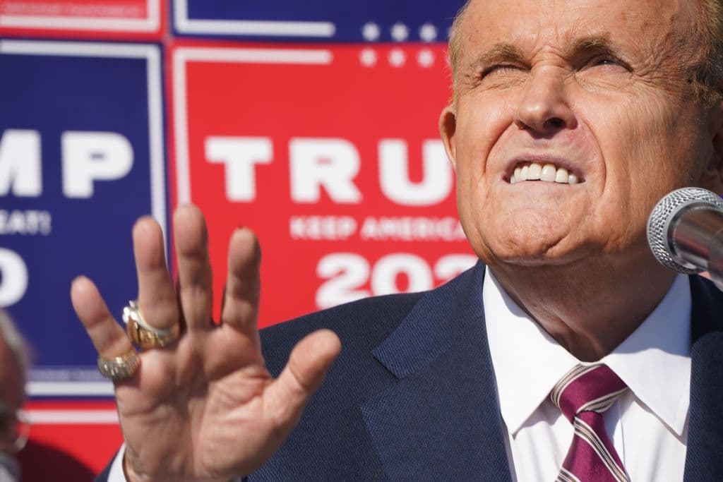 Así funcionó el complot de los 'electores falsos' de Giuliani para revertir el triunfo de Biden