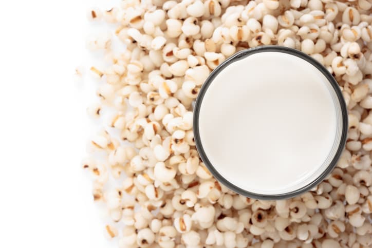 La cebada es un grano muy completo que favorece la digestión, regula el colesterol y hasta favorece la elasticidad de la piel. Prepararla es muy sencillo: solamente necesitas gramos de cebada perlada (de sabor más sutil) y agua.
<br>