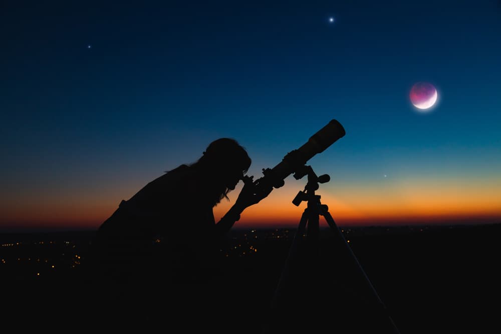 También puedes usar esta agua para una ocasión especial, principalmente si cargaste este líquido en una luna llena única, como la que sucede durante los eclipses. 
<br>