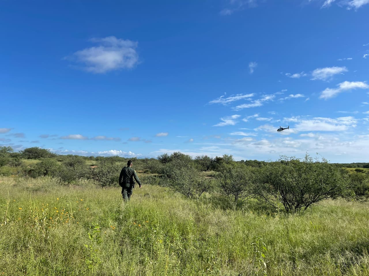 Un helicóptero de CBP ubicó al grupo y alertó a los agentes en tierra.
