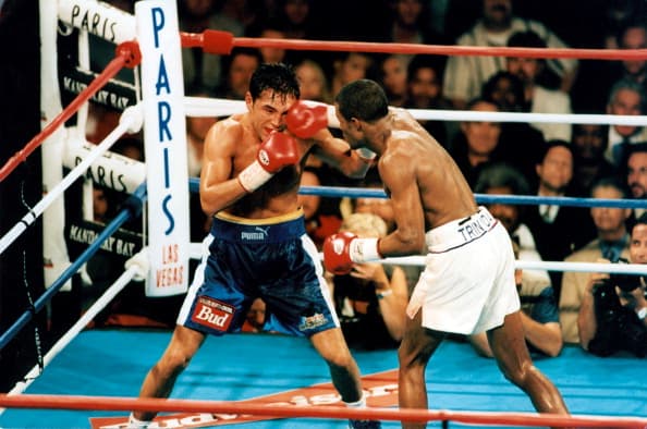 Félix Trinidad vs. Óscar de la Hoya. El polémico choque entre 'Golden Boy' y 'Tito' Trinidad seguirá dividiendo opiniones entre los fans mexicanos y puertorriqueños, quienes vieron en De la Hoya al mejor pugilsita de sagre mexicana que podía acabar con el invicto de Trinidad.