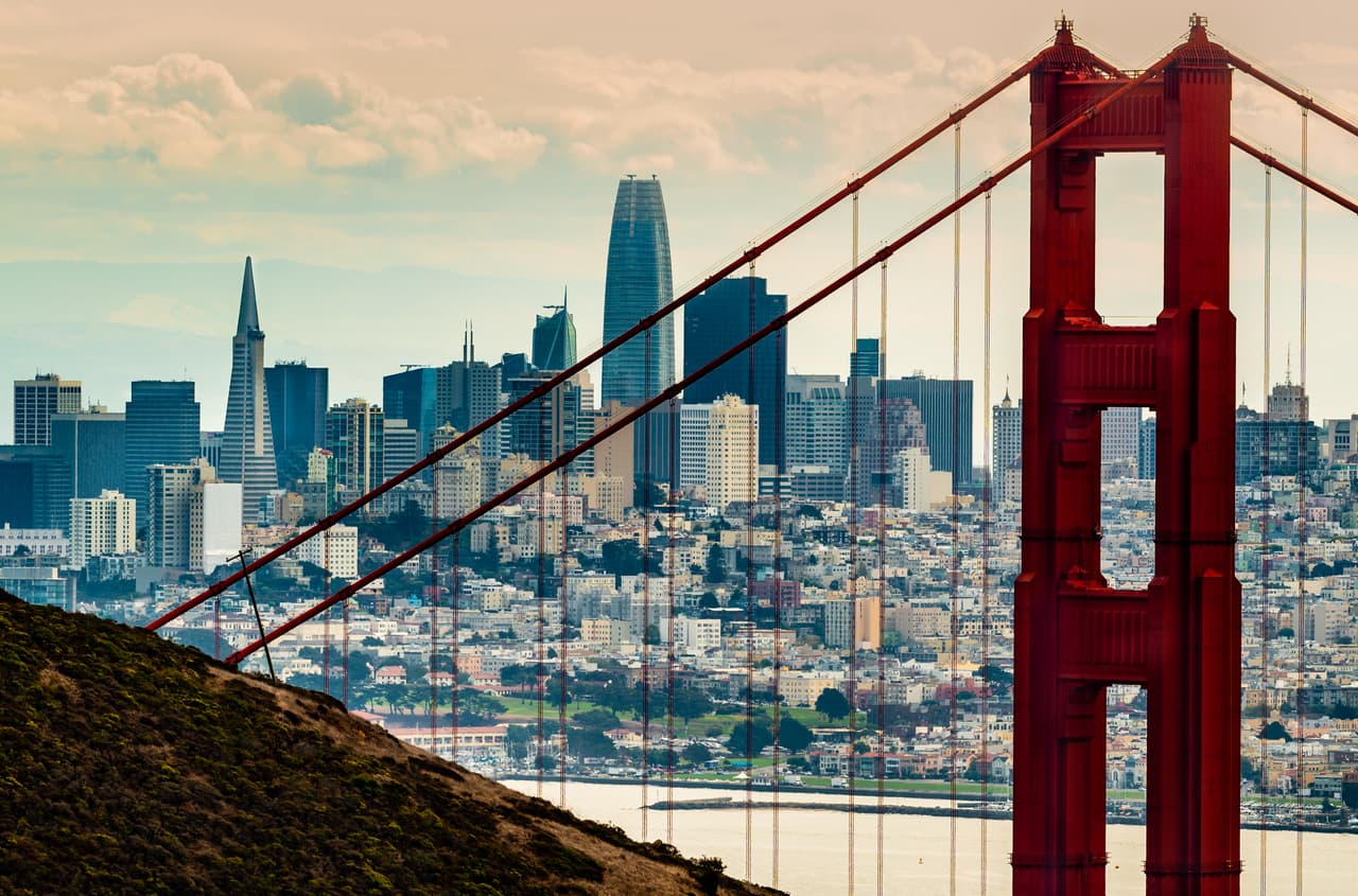 <b>6. San Francisco, California:</b> San Francisco ocupa el sexto lugar en la lista, con el precio medio de vivienda más alto del estado, alcanzando los $1,122,946. Sin embargo, los ingresos en San Francisco son un poco más altos, con un salario medio anual de $86,590.