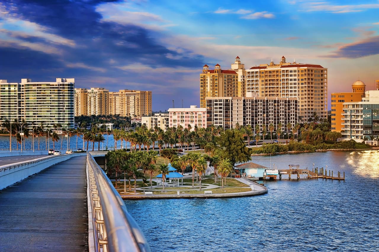 <h3 class="cms-H3-H3">22. Sarasota</h3>
<br>
<br>Sarasota está aproximadamente a una hora al sur de Tampa y es una ciudad popular para turistas, jubilados y familias. Sus 35 millas de playas de arena blanca a lo largo del Golfo de México suman a su atractivo. 
<br>
<br>🏡
<b> Estado:</b> Florida
<br>
<br>🏡
<b> Condado: </b>Sarasota
<br>
<br>🏡 
<b>Población:</b> 56,115