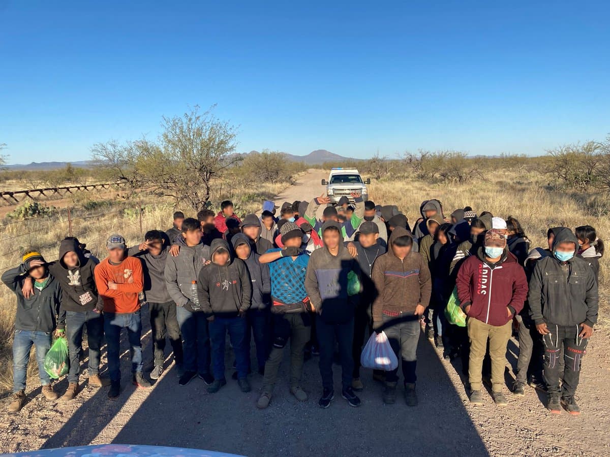 Un grupo de 60 inmigrantes indocumentados se entregaron al sur de Sells, Arizona. El grupo había cruzado ilegalmente la línea fronteriza internacional. Venían ciudadanos de Guatemala, El Salvador y Honduras, según la Patrulla Fronteriza.