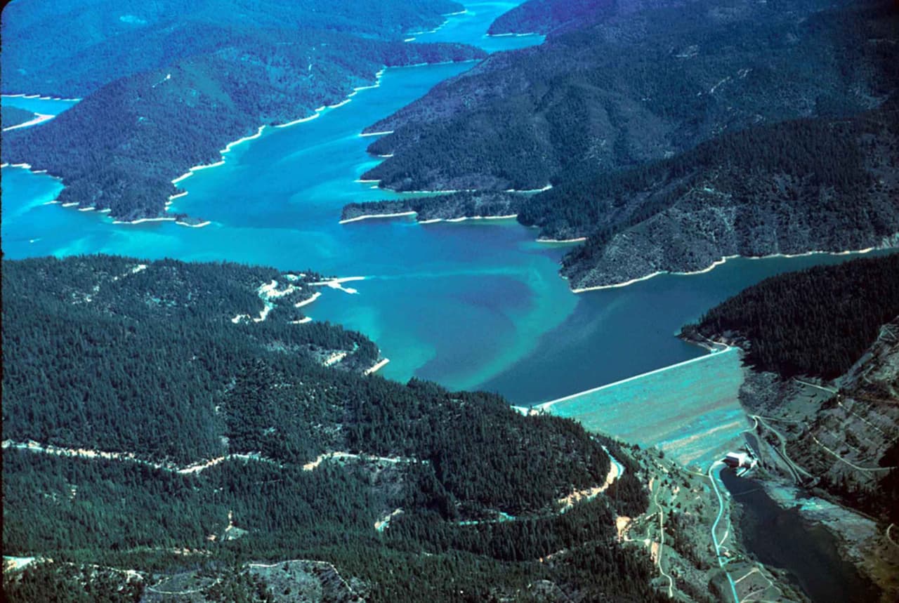 <b>Trinity Lake</b>
<br>Anteriormente llamado Clair Engle Lake, es un lago artificial en el río Trinity formado por la presa de Trinity y ubicado en el condado de Trinity, al norte de California. La pesca controlada es parte de las actividades que ofrece el embalse. Los campamentos son permitidos en ciertas áreas y también puedes conseguir hospedaje cercano.
<br>
<b>Dirección: </b>60260 CA-3, Trinity Center, CA 96091.