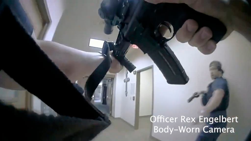 VIDEO: Esta imagen proporcionada por el Departamento de Policía Metropolitana de Nashville muestra imágenes de la cámara corporal de la policía respondiendo a un tiroteo en The Covenant School en Nashville, Tennessee, el lunes 27 de marzo de 2023.