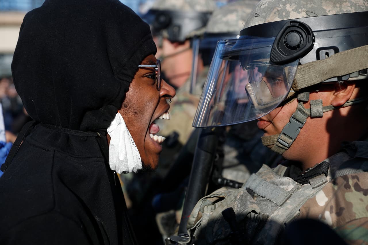 Un manifestante 
<b>le grita a un miembro de la Guardia Nacional </b>de Minnesota en Minneapolis.