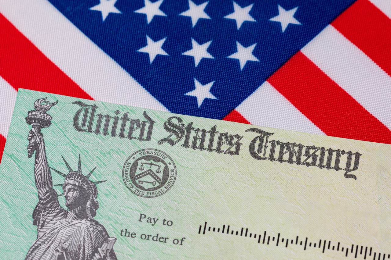 <b>Por cuánto tiempo estará vigente este crédito mejorado |</b> El crédito CTC con montos mayores estará en vigor solo por este año, pues ha sido aprobado dentro del paquete de ayudas del presidente Joe Biden.
<br>
<br>Algunos legisladores demócratas han expresado que el crédito debería ser elevado de forma permanente, pero ello probablemente se tope con rechazo republicano.
<br>
<br>"No podemos detenernos en este punto. Debemos usar este empuje para aprobar el Proyecto para las Familias Estadounidenses 
<i>(American Family Act)</i> y expandir y mejorar permanentemente el crédito tributario por hijo. Un año no es suficiente para las familias y niños que luchan contra el coronavirus y también contra la pobreza", 
<a href="https://www.cnn.com/2021/02/07/politics/child-tax-credit-democrats-biden/index.html">dijo la representante de Connecticut Rosa DeLauro</a> cuando la iniciativa fue presentada a inicios de febrero.