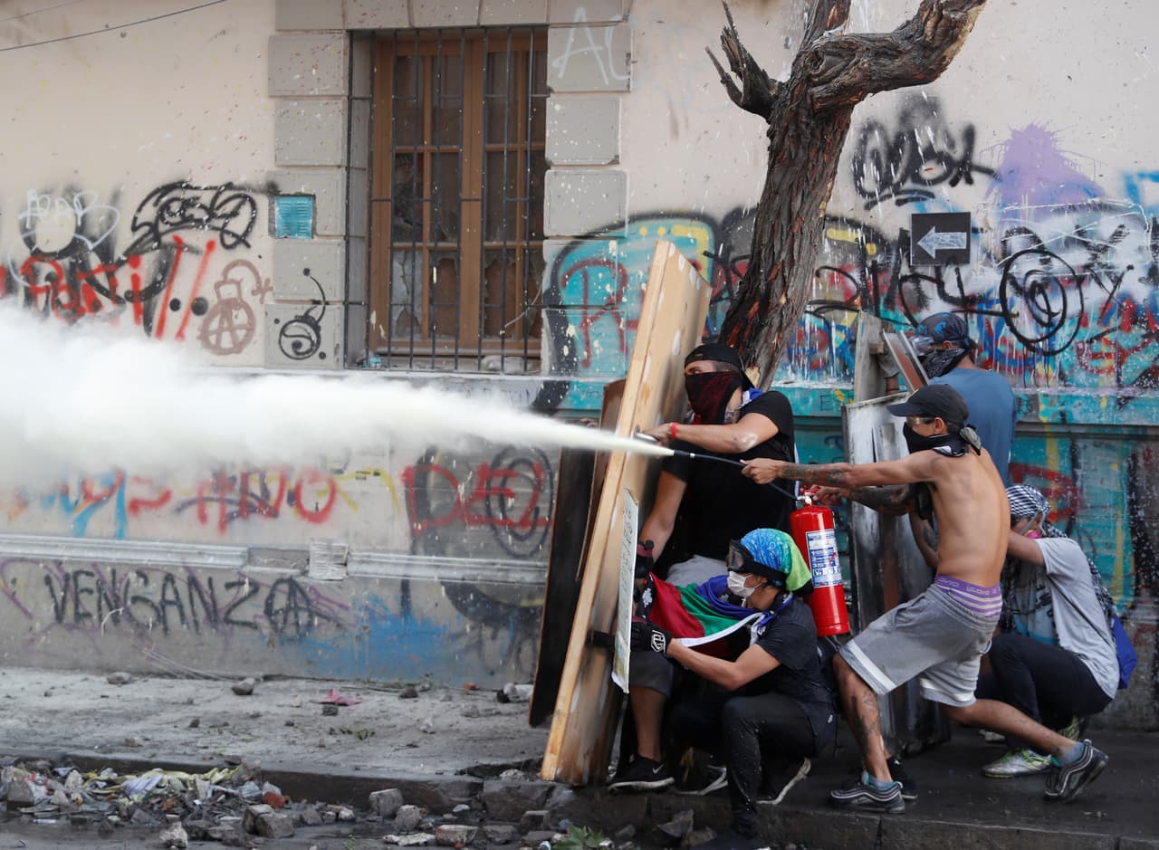 Un grupo de manifestantes usando un 'escudo' improvisado en una protesta el 19 de noviembre del 2019 en Santiago.