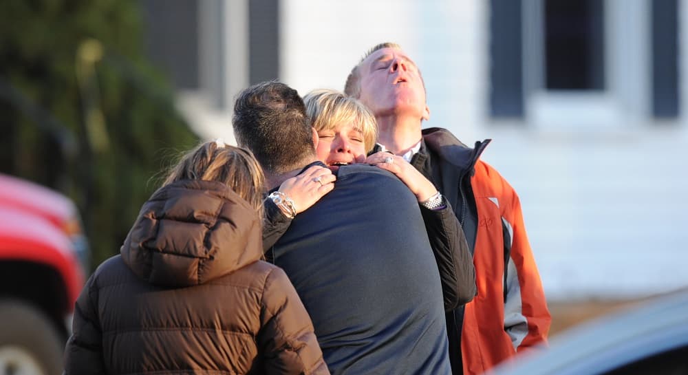 El 14 diciembre de 2012 Adam Lanza, un joven de 20 años con síndrome de Asperger, mató a su madre en su casa de Newtown (Connecticut) y después partió al colegio de primaria Sandy Hook, donde asesinó a 20 niños y seis adultos. Finalmente, se suicidó.