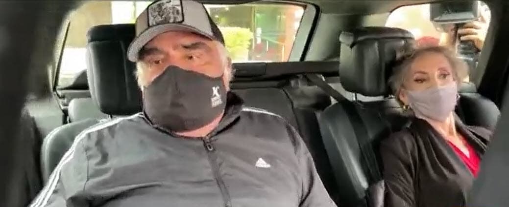 Hoy, de nueva cuenta enfrenta un nuevo embate tras la caída que sufrió en su casa y que le provocó un "
<b><a href="https://www.univision.com/famosos/vicente-fernandez-salud-intubado-debilidad-extremidades" target="_blank">traumatismo raquimedular</a> </b>a nivel de la columna cervical", según sus médicos. Su salud se muestra vulnerable otra vez, mientras sus fans y su familia no pierden la esperanza de que 'El Charro de Huentitán' lo vuelva a hacer y salga adelante como ya lo ha hecho. 
<br>