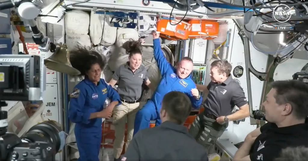 Los astronautas de la NASA Butch Wilmore y Suni Williams son recibidos por la tripulación de la Estación. Espacial Internacional el 6 de junio de 2024.