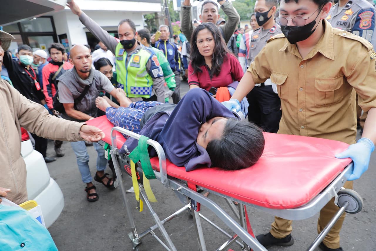 Algunos sobrevivientes fueron trasladados a un hospital del gobierno en Cianjur, donde se levantaron carpas de emergencia y el personal atendía a los heridos.