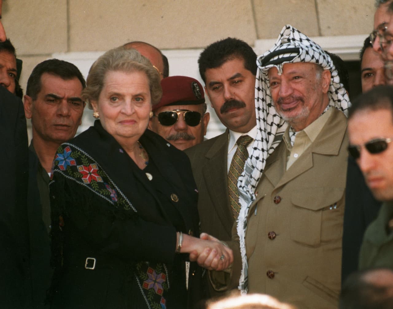 <b>La primera secretaria de Estado: Madeleine Albright (1937). </b>Fue la primera mujer en convertirse en secretaria de Estado de los Estados Unidos, entre 1997 y 2001, durante el segundo mandato de Bill Clinton y después de ser embajadora en las Naciones Unidas. Nacida en Praga, República Checa, se convirtió en ciudadana de los Estados Unidos en 1957.