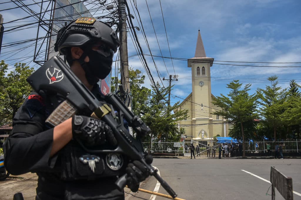 Indonesia ha sufrido varios ataques extremistas islámicos en las últimas dos décadas. Entre los más mortales se encuentran el ocurrido en Bali en 2002, en donde murieron más de 200 personas, en su mayoría turistas extranjeros, o los de 2018, muy similares a los de este domingo, perpetrados con suicidas en moto que se hacían explotar en iglesias durante los servicios dominicales.