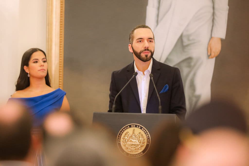 <b><a href="https://www.univision.com/noticias/america-latina/congreso-el-salvador-regimen-excepcion-ola-homicidios-pandillas"> Estado de excepción en El Salvador </a></b>
<br>
<br>La Asamblea Legislativa de El Salvador, a solicitud del presidente Nayib Bukele, aprobó el 27 de marzo el régimen de excepción que restringía la libre reunión, la inviolabilidad de la correspondencia y comunicaciones, así como facultaba las detenciones sin orden de aprehensión judicial. Un día antes, el país registró 62 homicidios, todos atribuidos a la pandilla Mara Salvatrucha. A mediados de este mes se amplió por novena vez dicho régimen, a pesar de las críticas de políticos opositores y organizaciones defensoras de derechos humanos.