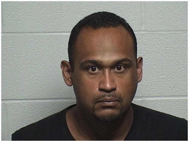 El conductor del vehículo, Brandon Hidalgo-Flores, de 23 años y residente de la cuadra 5000 de South California Avenue, en Chicago, y los otros dos ocupantes, Efrén Valadez, de 38 años y miembro documentado de una pandilla, así como José López-Arellanes, de 52 años, sin domicilio permanente, fueron detenidos.El Grupo de Investigaciones Especiales de la Oficina del Alguacil del Condado Lake llevó a cabo una investigación adicional, obteniendo suficiente información para creer que había más drogas en un apartamento de la cuadra 1900 Drake Avenue, en Chicago.