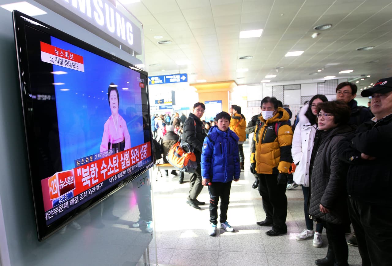 Japoneses ven con asombro la noticia en los monitores de televisión