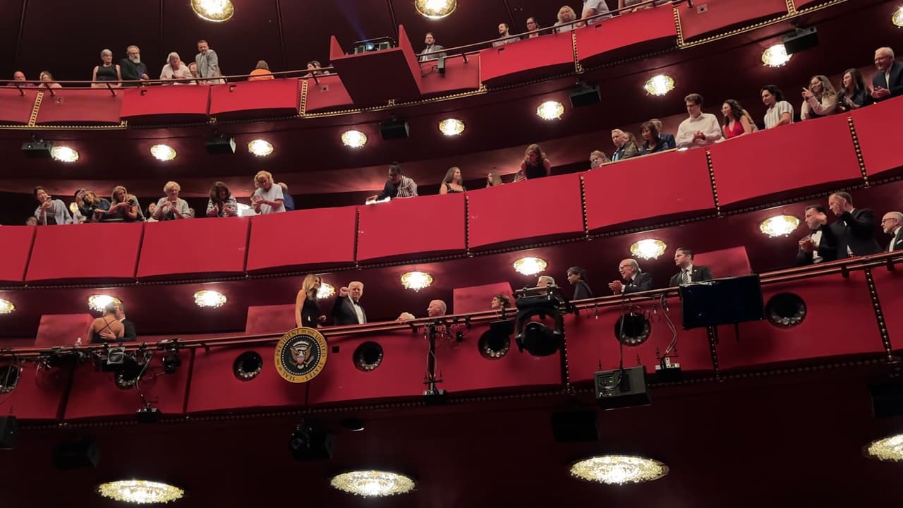 El momento en que Trump y Melania reciben aplausos y abucheos en el Kennedy Center