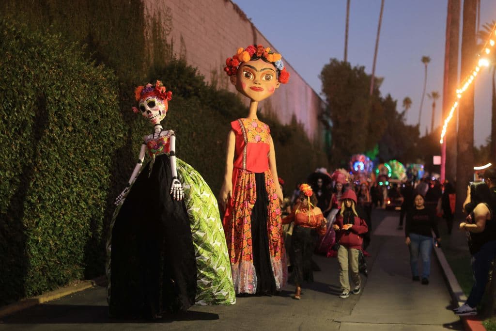 De 5:00 p.m. 12:00 de la medianoche, se celebró 'La noche de los Muertos', con artistas y dj's invitados. Poco antes de la medianoche, se entregaron premios de $5,000 a los mejores altares del Día de los Muertos.