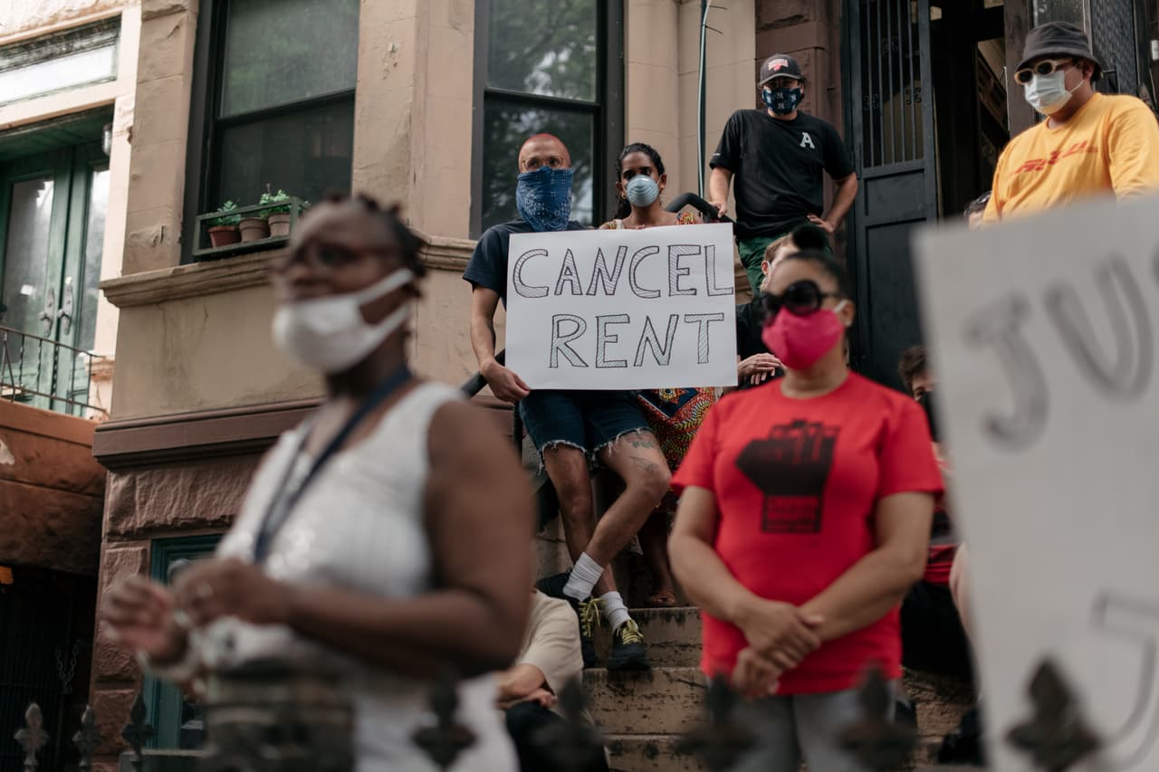 <b>Condado de San Francisco. </b>La moratoria contra desalojos fue extendida hasta el 
<a href="https://sfrb.org/temporary-eviction-moratorium" target="_blank">31 de agosto</a> y los inquilinos deberán pagar la totalidad de los alquileres adeudados antes del 28 de febrero de 2021.