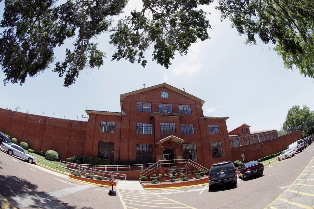 La fachada de la Unidad Huntsville, mejor conocida como el 'Muro' de Huntsville, donde 
<b>ha estado la cámara de la muerte de Texas desde 1923.</b> Antes de ese año, cada condado era responsable de sus ejecuciones, explica el Departamento de Justicia Criminal local. Se encuentra a poco más de una hora al norte de Houston.
