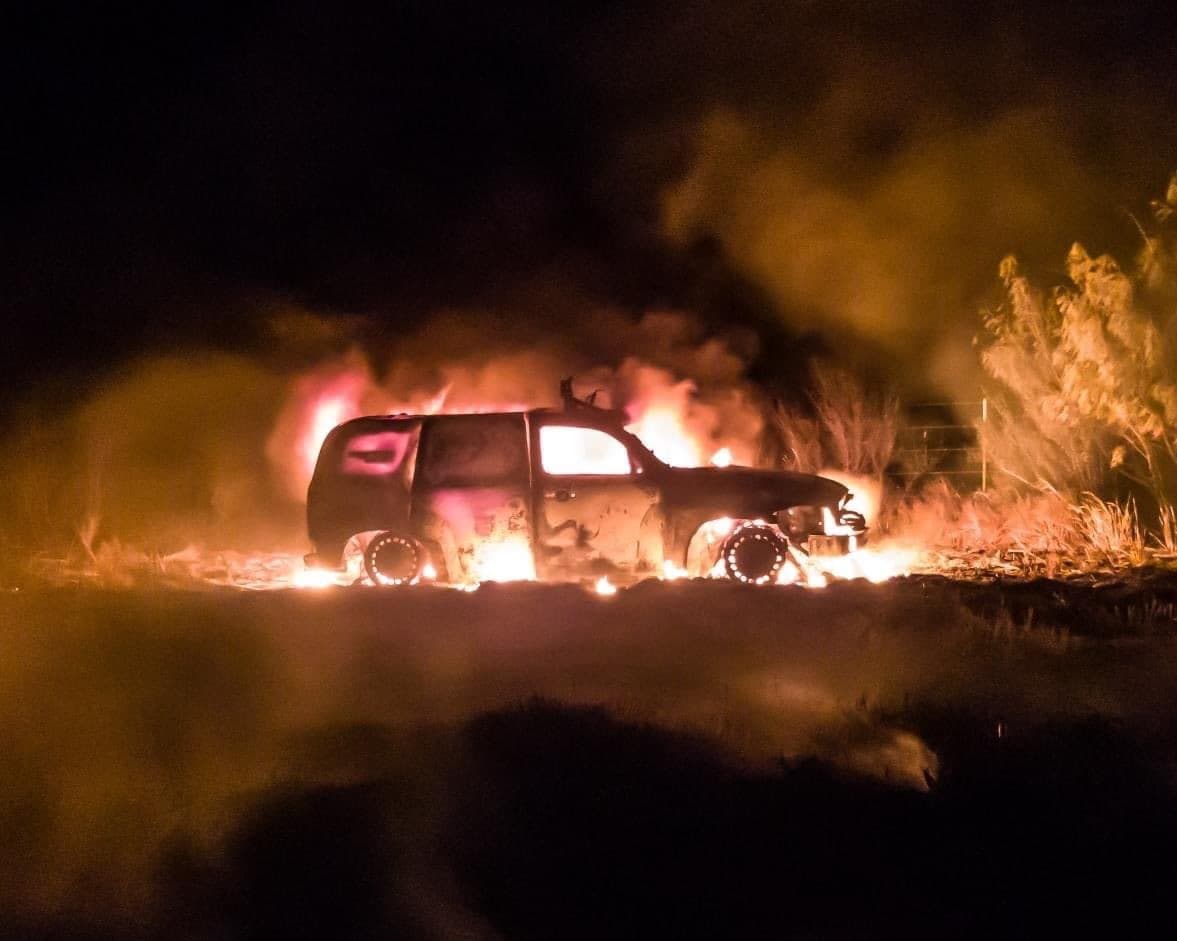 Así se incendió una camioneta SUV que transportaba a varios indocumentados en Laredo, Texas, el 18 de agosto. “Ocho extranjeros ilegales fueron rescatados de un vehículo en llamas después de que el contrabandista abandonara el vehículo en la abundante maleza”, informó en un tuit el jefe de la Patrulla Fronteriza, Rodney Scott. “Otro ejemplo más que expone que a los contrabandistas no les importa” la vida de los migrantes, agregó.