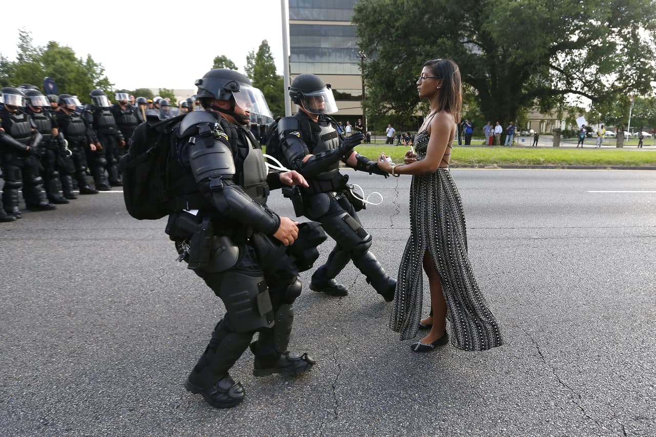 <b>La valiente de Baton Rouge. </b>Una manifestante se enfrenta a los oficiales antimotines durante una ola de protestas se originó en Baton Rouge, Luisiana, por la muerte del afroamericano Alton Sterling a manos de la policía. 10 de julio de 2016.