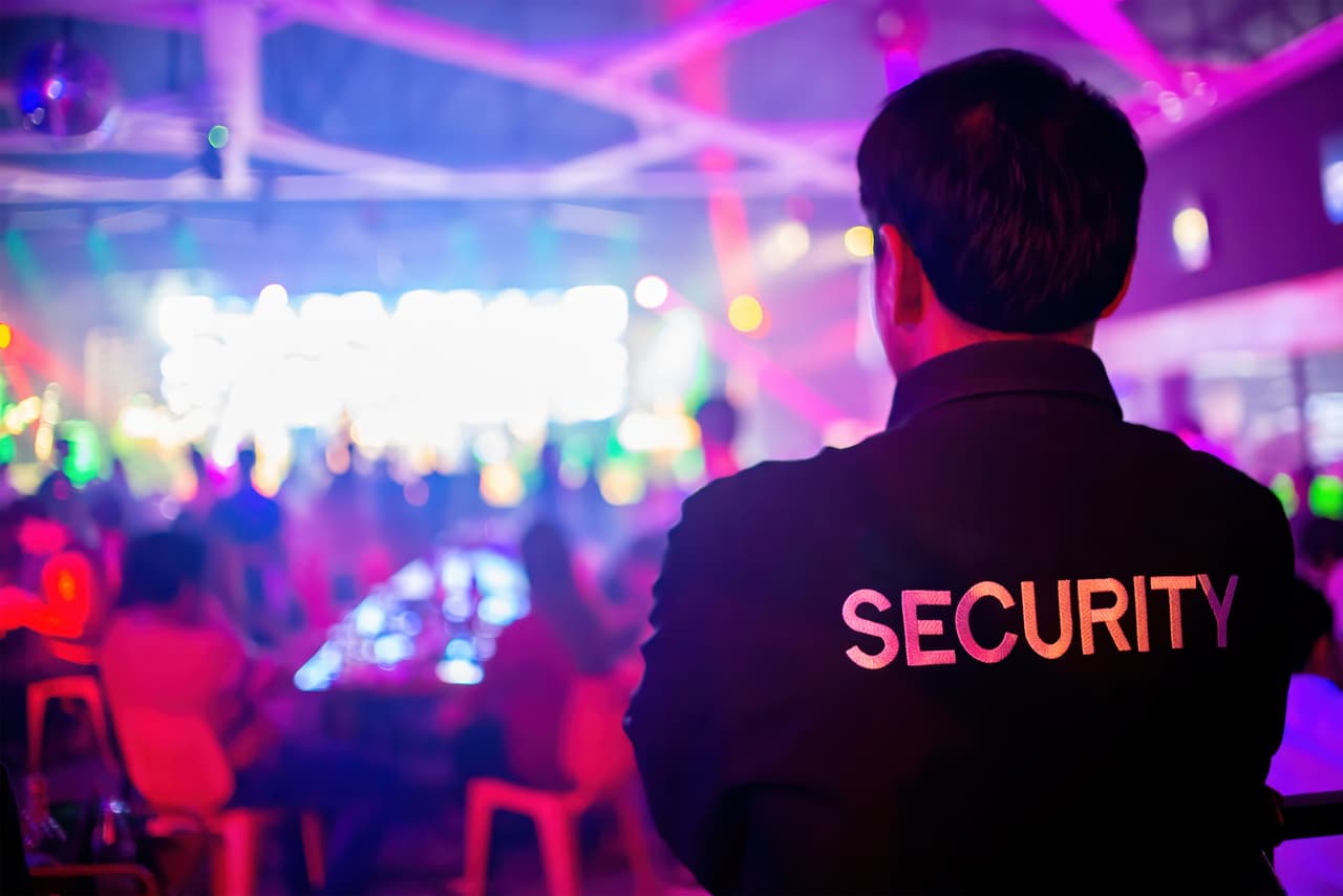 <b>Guardia de seguridad</b>.
<br>
<br>Salario promedio anual: 29,680 dólares.
<br>
<br>Crecimiento esperado de este empleo para 2029: 2.8%.
<br>
<br>El trabajo es brindar seguridad y es posible que se encuentre con criminales, por lo que es probable es que se le exija tener permiso para portar armas. 
<br>
<br>Las exigencias de capacitación dependerán del empleador, pero generalmente tienen que ver con el tipo de lugar que resguardará.
<br>