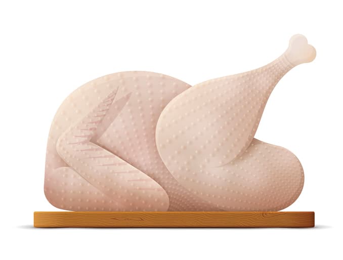 <b>Error 2: Lavar el pavo. </b>Aunque 2 de cada 3 familias en EEUU lo hace, el Servicio de Inspección y Seguridad alimentaria (USDA por sus siglas en inglés) advierte que es una terrible idea. Con esto lo único que ganas es esparcir las bacterias por la superficie de la cocina. La única manera de combatir los microbios que pueden provocar enfermedades es cocinando el ave hasta que alcance los 165 grados Fahrenheit de temperatura interna.
<br>
