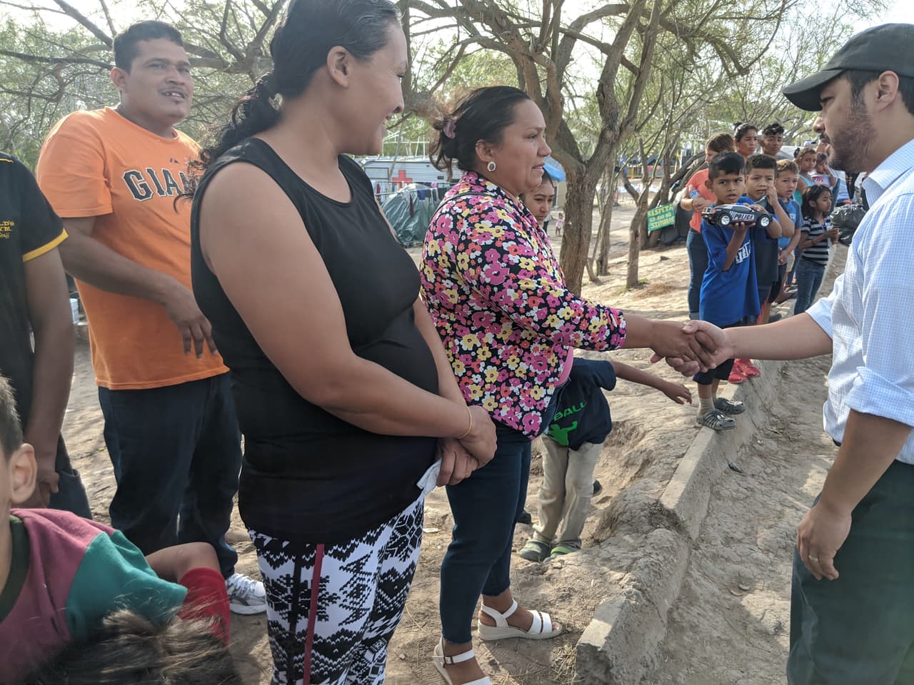 "Debería avergonzar a cada estadounidense": congresistas visitan los campos de refugiados centroamericanos en México