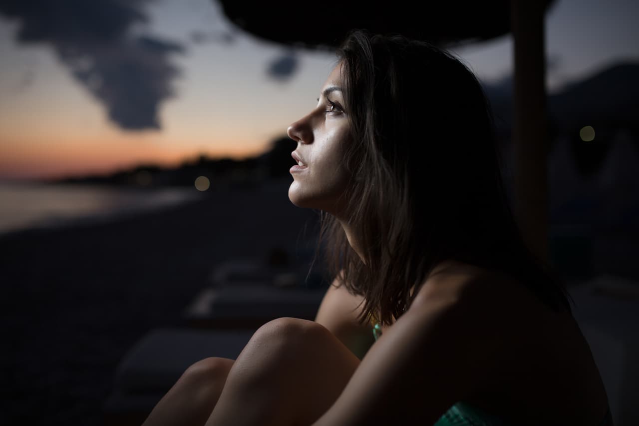 Busca un espacio abierto donde llegue la luz de la luna llena. Puede ser tu patio de atrás, tu jardín, un parque, un lugar donde nadie te moleste y puedas apreciar la noche.
