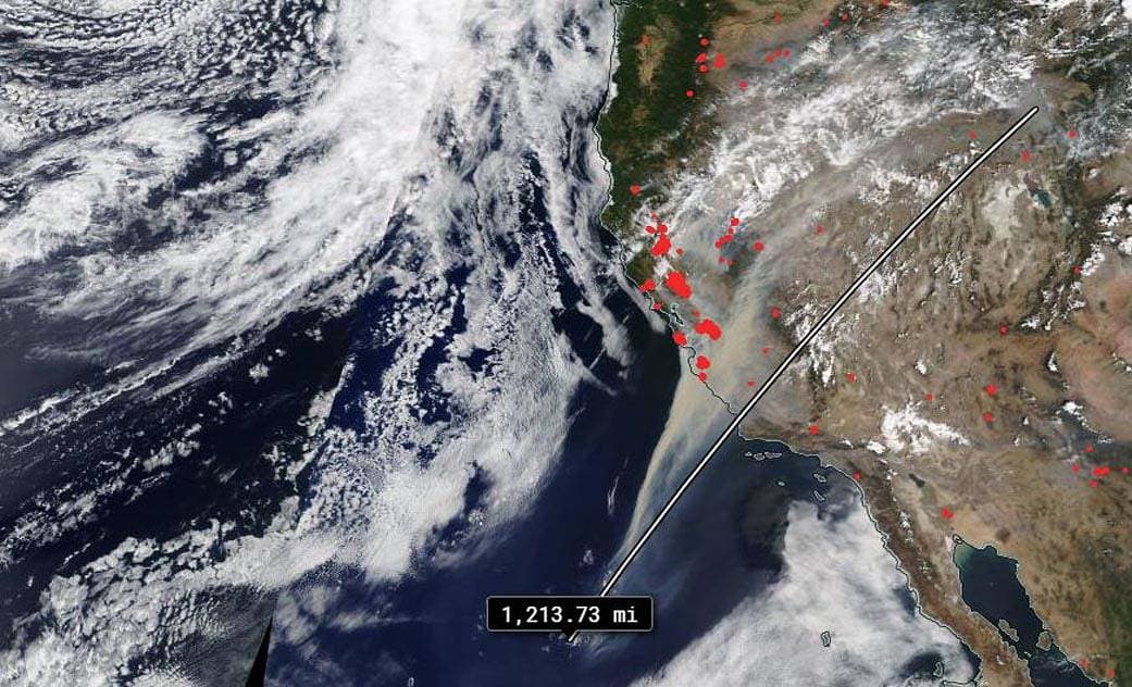 Esta imagen satelital muestra la impresionante nube de humo causada por los incendios en California