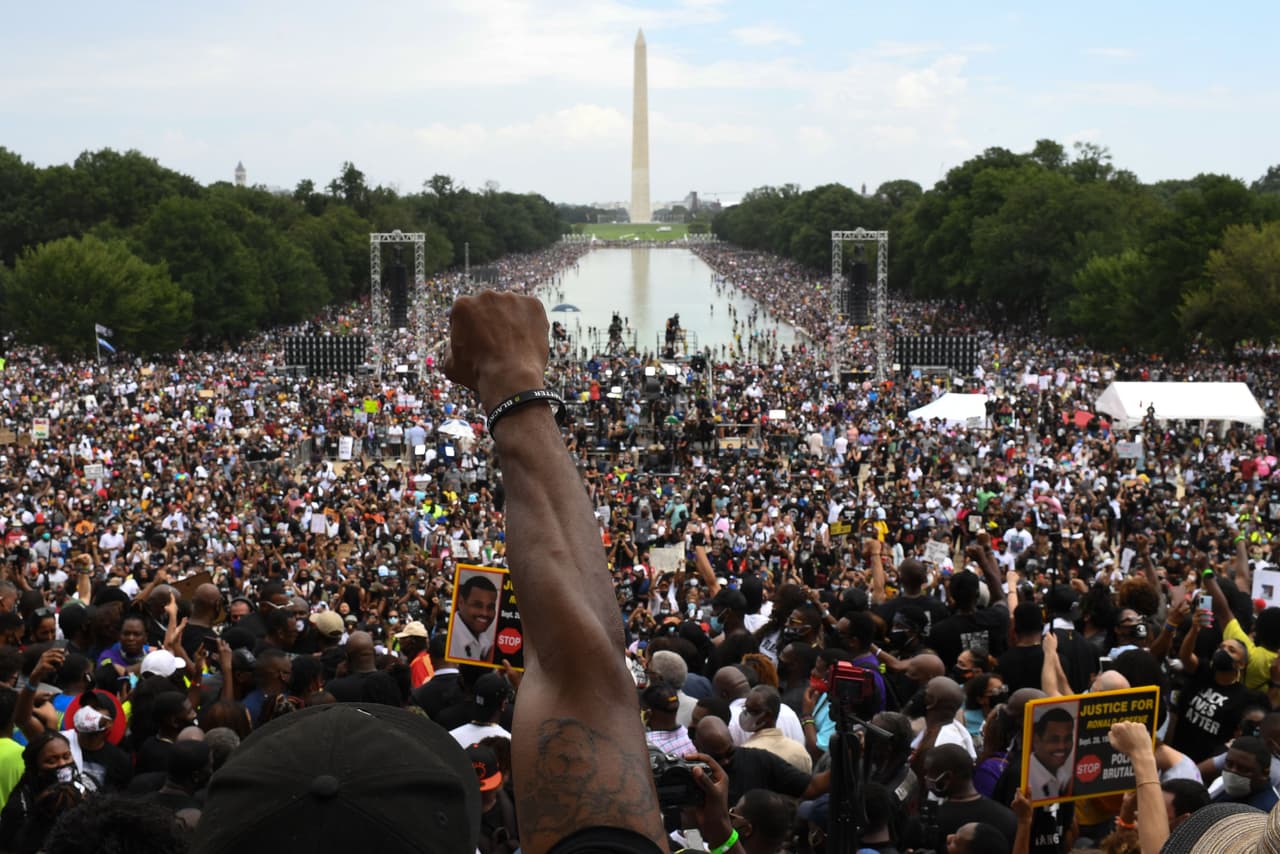 <b>La 'marcha del compromiso: quita la rodilla de mi cuello'. </b>Un nutrido grupo de manifestantes se reunió en el 
<i>National Mall</i> de la capital para exigir un cambio social y político en contra del racismo. El evento se organizó para conmemorar la marcha donde Martin Luther King Jr. pronunció su famoso discurso "Tengo un sueño” en 1963, en ese mismo lugar.
<a href="https://www.univision.com/noticias/politica/12-etapas-de-la-vida-de-martin-luther-king-que-marcaron-la-lucha-por-los-derechos-civiles-fotos"> <u>Vea aquí las 12 etapas de la vida de Martin Luther King que marcaron la lucha por los derechos civiles.</u></a>