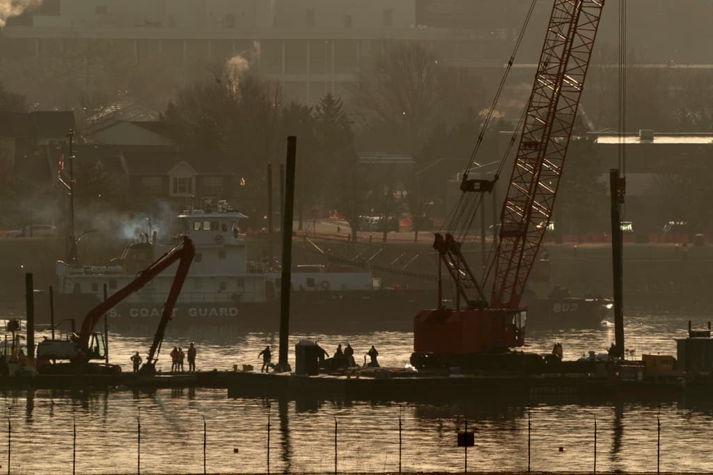 Los equipos de recuperación trasladarán los restos de ambas aeronaves en camiones de plataforma hacia un hangar especializado para su posterior análisis.