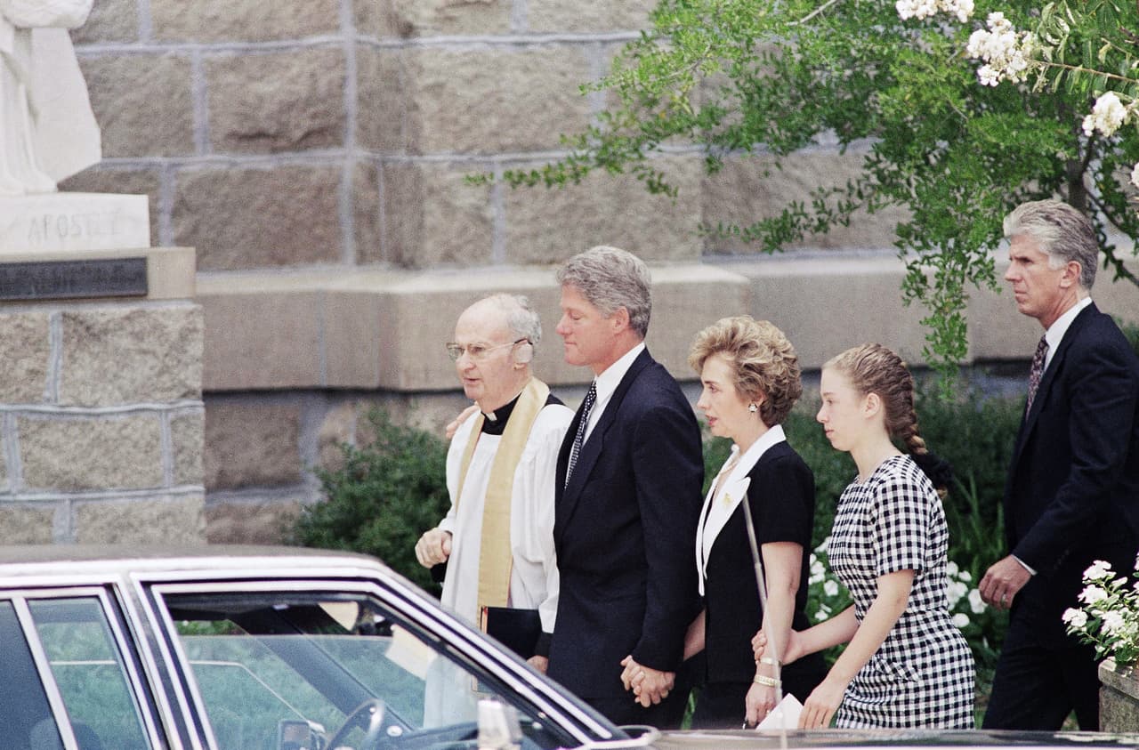 <b>Un "asesinato". </b>Trump acusó a Bill y Hillary Clinton de múltiples asesinatos, entre ellos de Vince Foster, consejero legal de la Casa Blanca durante la administración Clinton, quien se suicidó. En 2019, compartió un 
<a href="https://twitter.com/realdonaldtrump/status/1160310337008275456" target="_blank">tuit</a> con una teoría conspirativa sobre que los Clinton pudieron haber matado al pedófilo multimillonario Jeffrey Epstein en la cárcel.