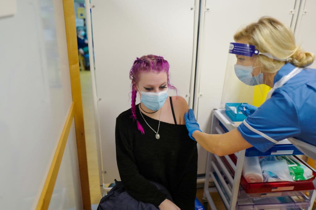 Esta semana, el Departamento de Salud de 
<a href="https://www.univision.com/temas/florida">Florida</a>, la División de Manejo de Emergencias y la Guardia Nacional, 
<b>comenzó a distribuir 179,400 <a href="https://www.univision.com/local/miami-wltv/cuandoyquienes-pueden-poner-la-vacuna-del-coronavirus-en-florida-fotos">vacunas del covid-19</a> en el estado, que hacen parte de una primera ronda.</b>
<br>