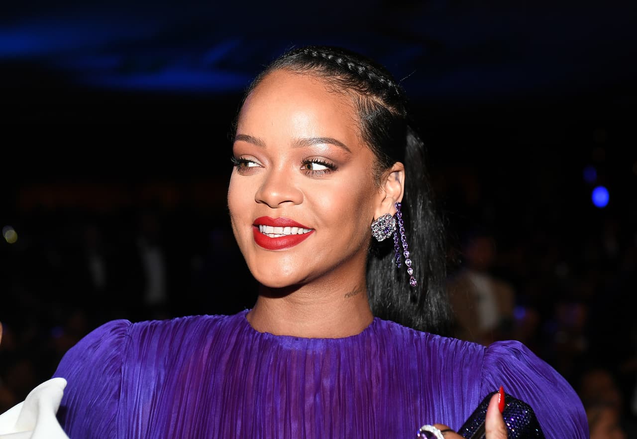 <b>Puesto 10: Rihanna, cantante</b>. 
<br>
<br>
<b>338.5 millones de seguidores en redes sociales.</b>
<br>
<br>
<a href="https://twitter.com/rihanna"><u>Twitter</u></a>: 102.3 millones de seguidores.
<br>
<br>
<a href="https://www.instagram.com/badgalriri/?hl=en"><u>Instagram</u></a>: 98.8 millones de seguidores.
<br>
<br>
<a href="https://www.facebook.com/rihanna"><u>Facebook</u></a>: 100 millones de seguidores.
<br>
<br>
<a href="https://www.youtube.com/channel/UCcgqSM4YEo5vVQpqwN-MaNw"><u>Youtube</u></a>: 37.4 millones de seguidores.