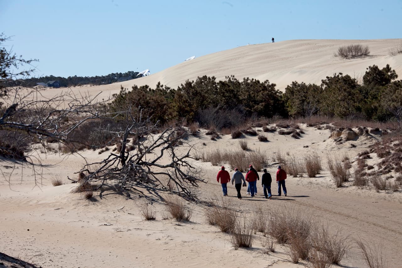 Jockey's Ridge State Park (Nags Head)
<br>Sitio web: 
<a href="https://www.ncparks.gov/state-parks/jockeys-ridge-state-park">https://www.ncparks.gov/state-parks/jockeys-ridge-state-park</a> 
<br>
<b><a href="https://goo.gl/maps/Qmd8aCthqTbq6fdR6">Cómo llegar</a> </b>
<br>
<br>Para una experiencia de senderismo única, visita el Parque Estatal Jockey's Ridge en Nags Head, la duna de arena natural más grande de la costa este de Estados Unidos, donde puedes caminar por la enorme duna para disfrutar de impresionantes vistas de la zona costera o caminar por el sendero natural Soundside o Tracks in the Sand, que te llevará a través de los matorrales de arbustos circundantes.