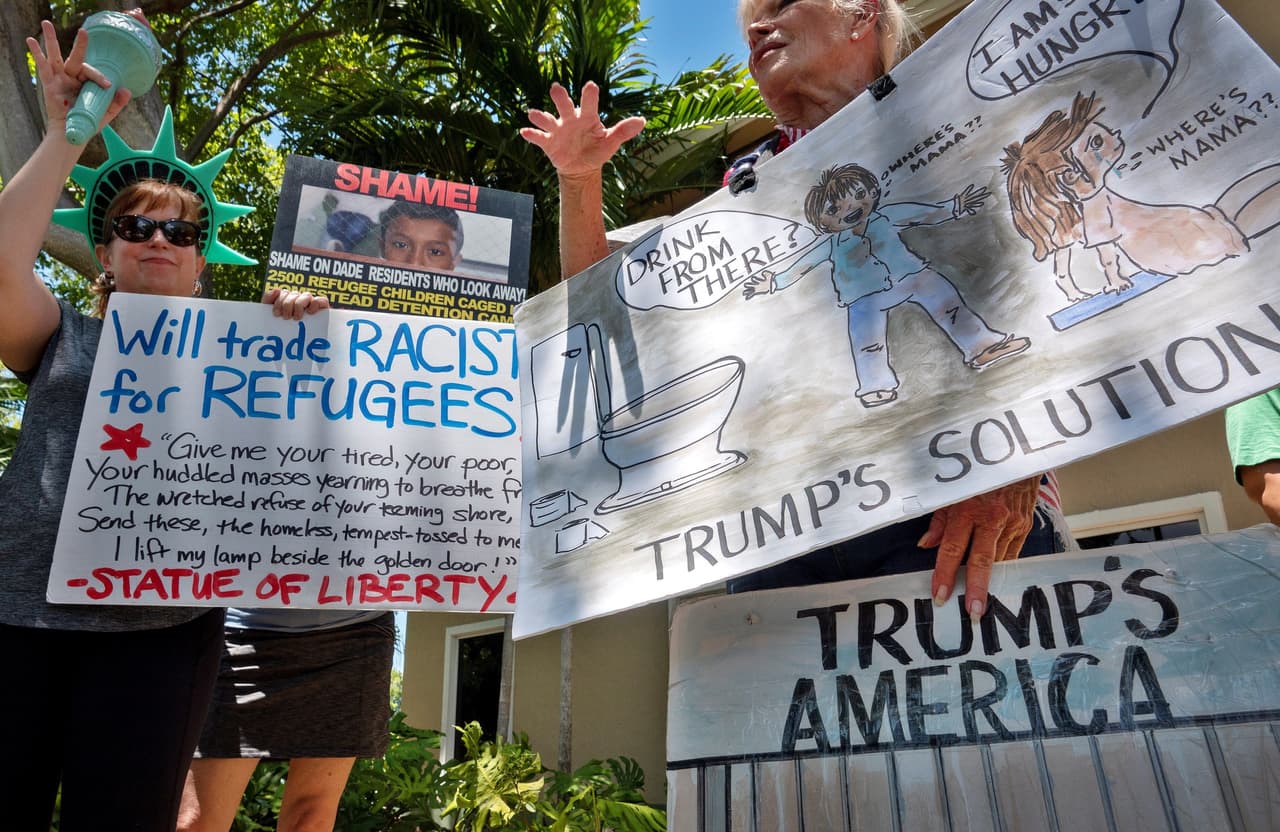 <b>“Cambiamos racistas por refugiados”,</b> se lee en uno de los carteles vistos en la protesta frente al despacho del senador republicano Marco Rubio en Miami, Florida. Un centenar de hombres, mujeres y niños participaron en esta protesta y cuatro de ellas, madres de familia, entregaron al senador una carta en la que lo instan a cerrar los "campos de detención de niños".