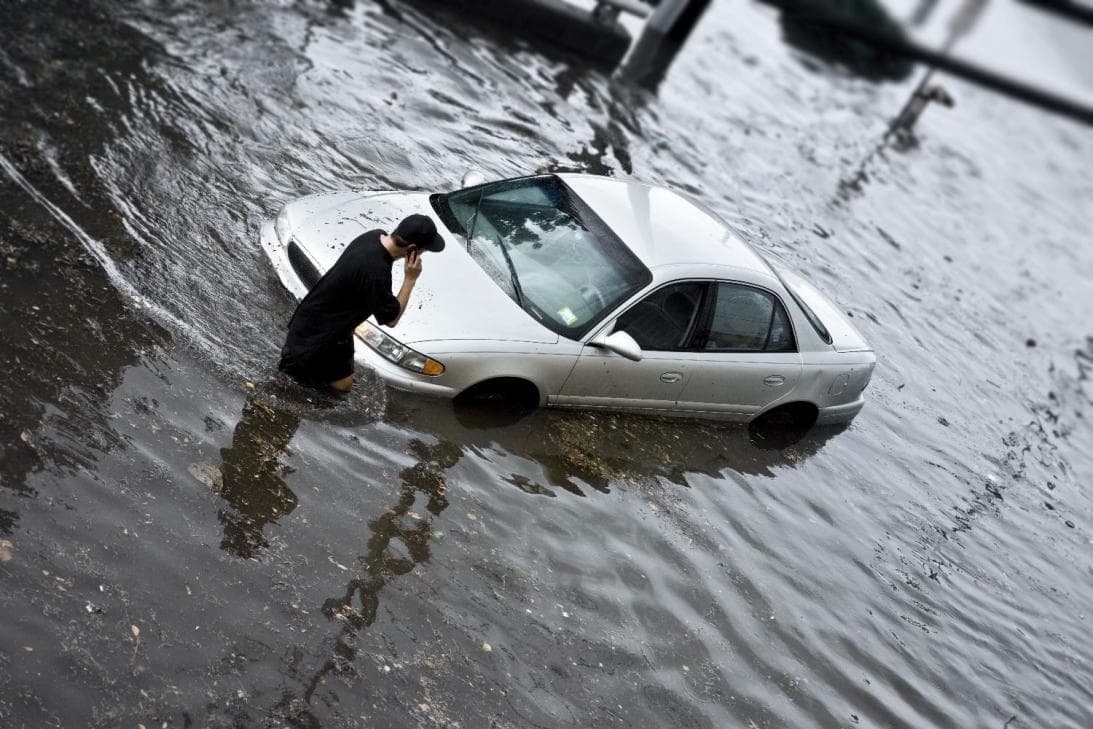 <u><b>Contenido relacionado</b></u>
<br>
<br>Nuestro editor de Univision A Bordo responde a esta y otras interrogantes en caso te veas afectado por una inundación mientras conduces tu carro. Además de evitar que tengas grandes desembolsos de dinero en reparaciones, estas recomendaciones también pueden llegar a salvarte la vida.