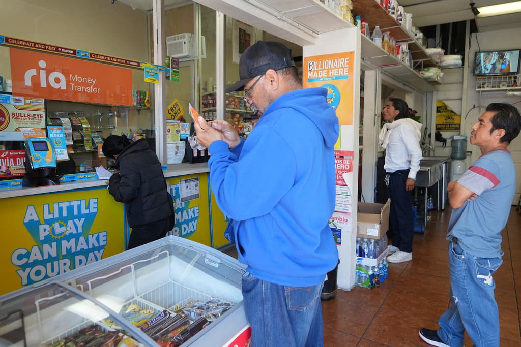 Jugadores de Powerball se dieron la vuelta por Las Palmitas Mini Market para comprar los boletos del sorteo de los $1,000 millones de Powerball.