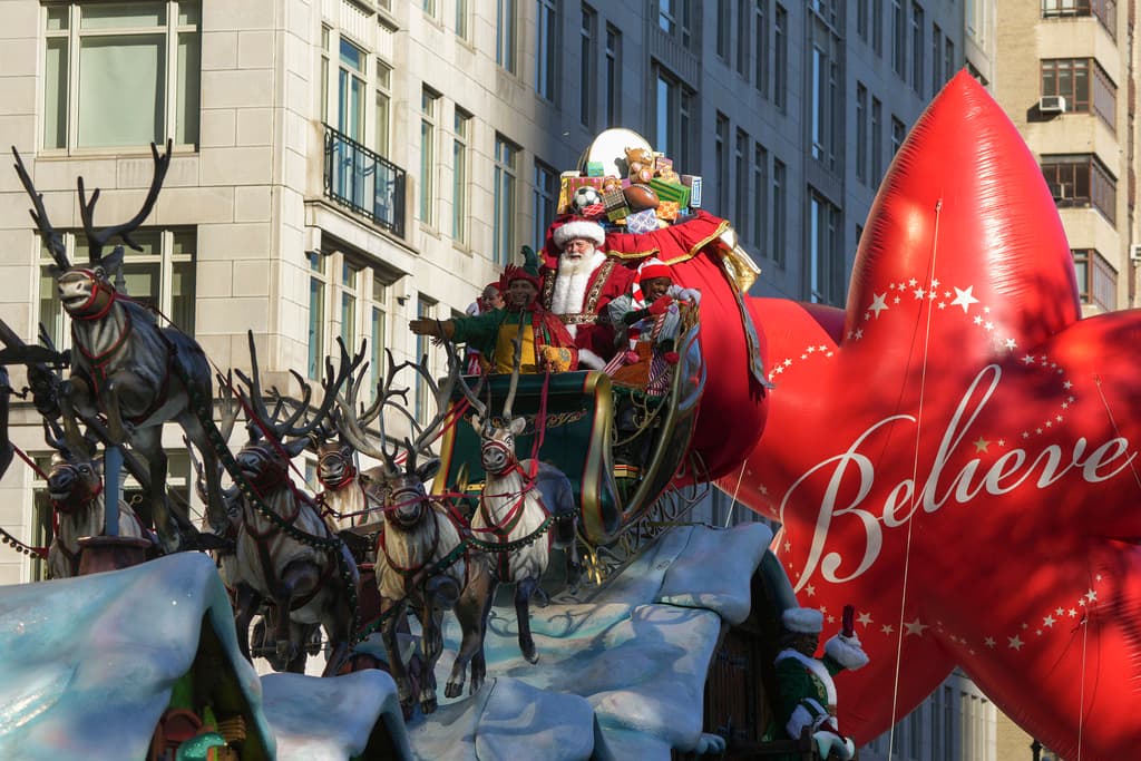 Cher, quien acaba de publicar su primer disco de Navidad, fue la estrella del desfile. La cantante y actriz actuó justo antes de la llegada de Santa Claus, que marca el final del evento, informó AP.