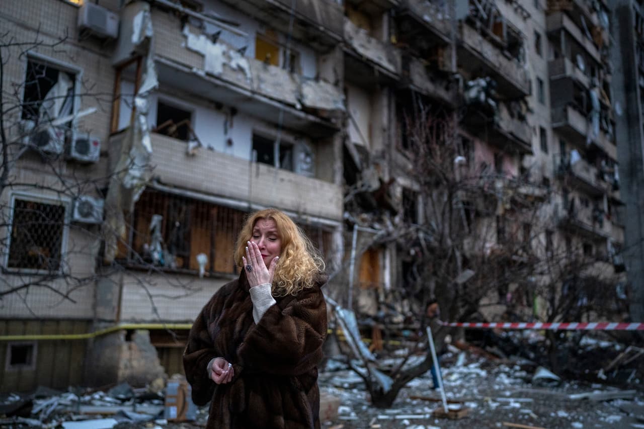 En la foto: Natali Sevriukova junto a su casa destruida por cohetesrusos en Kiev, Ucrania. 
<br>
<br>Putin indicó que la operación militar era para "desnazificar" a Ucrania, un antiguo estado soviético y paradójicamente con una importante población de origen judío. También 
<a href="https://www.univision.com/noticias/mundo/guerra-rusia-y-ucrania-que-es-la-otan-cuando-se-fundo-paises-miembros-de-la-otan">le exige que nunca se una a la OTAN.</a>