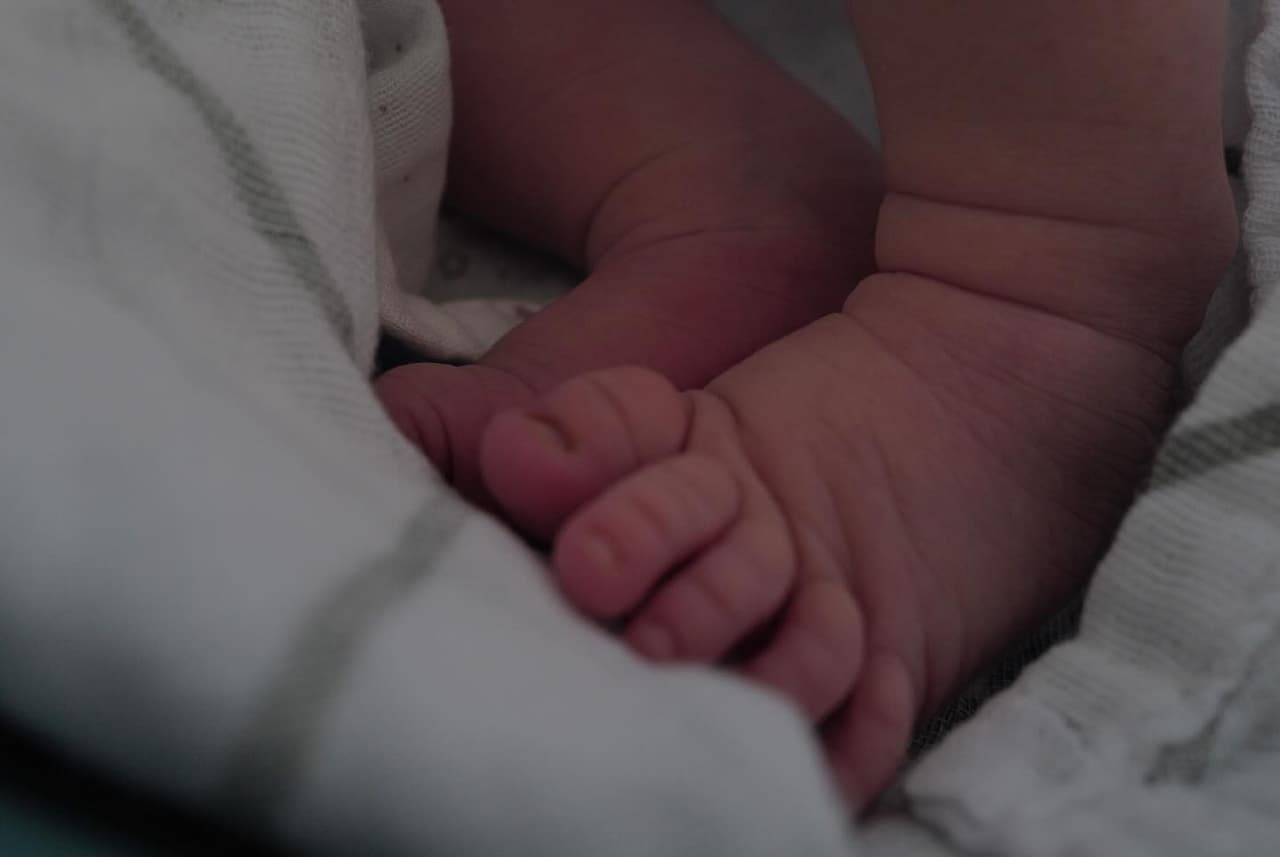 Michelle Renaud y Matías Novoa mostraron los piecitos de su bebé Milo.