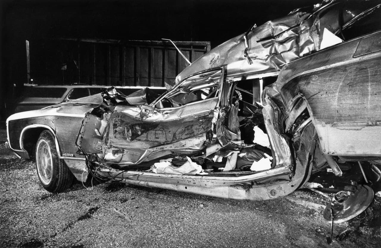 Una semana antes de la Navidad de 1972, cuando apenas había sido elegido senador, su esposa y sus tres hijos tuvieron un accidente automovilístico. Nillia y su hija de solo un año, Naomi, perdieron la vida, una tragedia que marcaría su vida. Hunter y Beau sólo resultaron heridos. En la fotografía los restos del automóvil después del accidente.