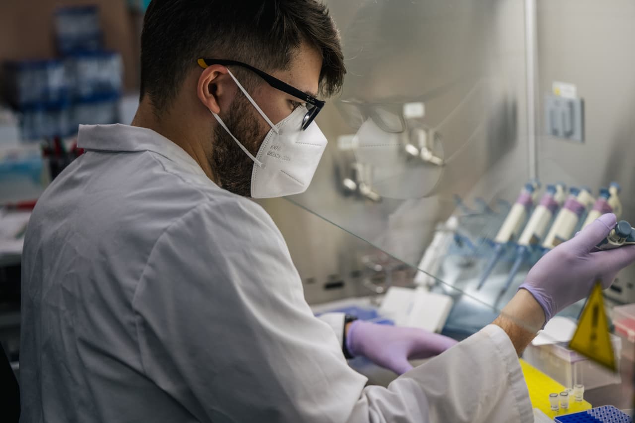 Así mismo, los equipos de las farmacéuticas que poseen vacunas contra el covid-19, esperan tener resultados en 14 días sobre su efectividad frente a Ómicron.