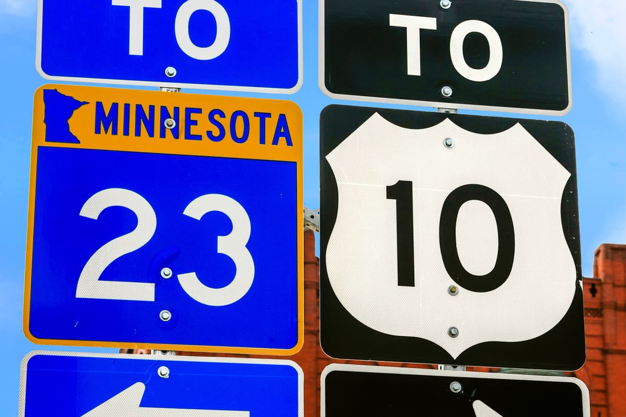 <b>Puesto 19. Minnesota</b>
<br>
<br>Costo anual promedio de la propiedad de un automóvil: 2,827 dólares. 
<br>
<br>Costo promedio de la reparación cuando se enciende una luz de advertencia del motor: 221 dólares en repuestos y 150 dólares en mano de obra. 
<br>
<br>Costo anual promedio del seguro: 1,407 dólares.
<br>
<br>Gasto anual promedio en gasolina de cada conductor con licencia en el estado: 1,049 dólares. 
<br>
<br>Costo promedio de la gasolina en febrero de 2022: 3.3 dólares por galón.
<br>
<br>Los seguros de automóviles también varían sustancialmente a nivel individual. Las compañías toman en cuenta los hábitos de manejo, el historial de accidentes, el vehículo y los precios locales de la gasolina, entre otros factores.
<br>