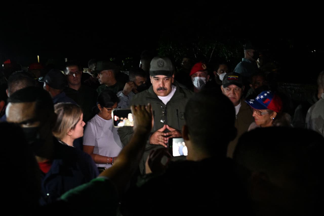 "Me informan que hay tres fallecidos en El Castaño, fue 
<b>un alud de barro que vino de la montaña</b>", dijo Maduro sobre el desastre natural ocurrido a unos 83 kilómetros de Caracas.
<br>