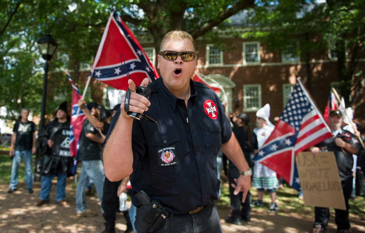 <b>KKK por los monumentos (7 de agosto).</b> Una manifestación en Charlottesville, Virginia, reunió a varios grupos de extrema derecha para protestar en favor de la conservación de una estatua de 
<b><a href="https://www.univision.com/noticias/incidentes-de-odio/guia-para-entender-la-polemica-alrededor-de-las-estatuas-de-los-lideres-confederados">Robert E. Lee y otros monumentos los Estados Confederados de América</a></b> que podrían ser removidos. En la fotografía, un miembro armado del Ku Klux Klan grita sus opiniones a los presentes en la protesta.